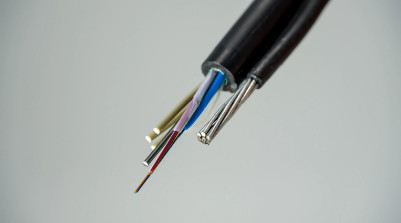 GYTC8A Aluminium Armored Self Supporting Gambar 8 Kabel Serat Optik 24 36 48 72 Inti