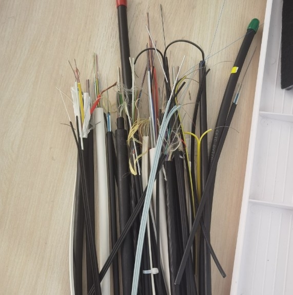 Kabel Drop FTTH Indoor Modal Tunggal 1-12 Inti untuk Koneksi Tanpa Sambungan