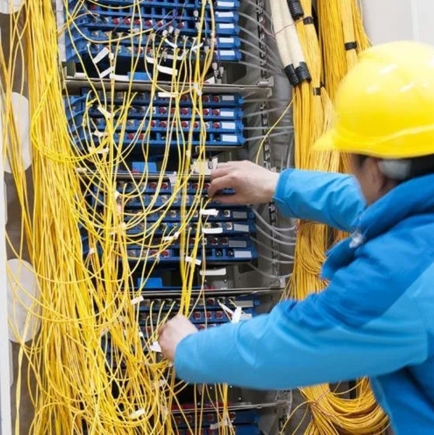 4 inti Indoor FTTH Drop Cable GJXH/GJXFH Bow-Type Steel/FRP Anggota kekuatan