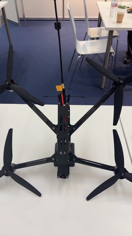 13inch SE FPV Drone Transmisi sinyal stabil Gambar definisi tinggi Umur baterai panjang Dan lepas
